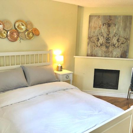 Cozy & Convenient 2-Bedroom Apartment With Private Entrance Toronto Eksteriør billede