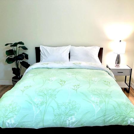 Cozy & Convenient 2-Bedroom Apartment With Private Entrance Toronto Eksteriør billede