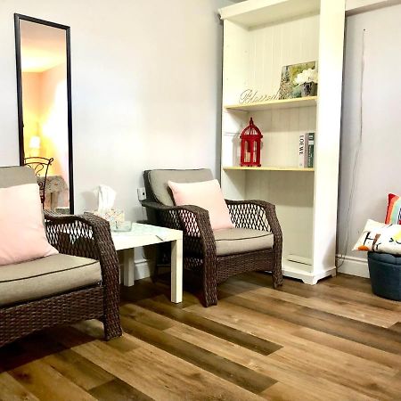 Cozy & Convenient 2-Bedroom Apartment With Private Entrance Toronto Eksteriør billede