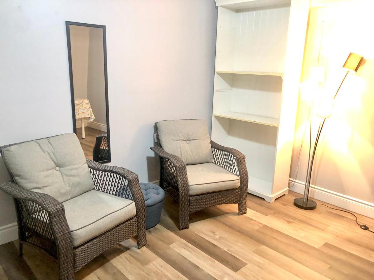 Cozy & Convenient 2-Bedroom Apartment With Private Entrance Toronto Eksteriør billede