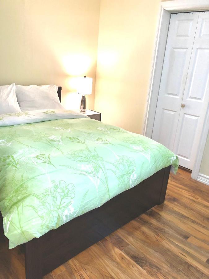 Cozy & Convenient 2-Bedroom Apartment With Private Entrance Toronto Eksteriør billede