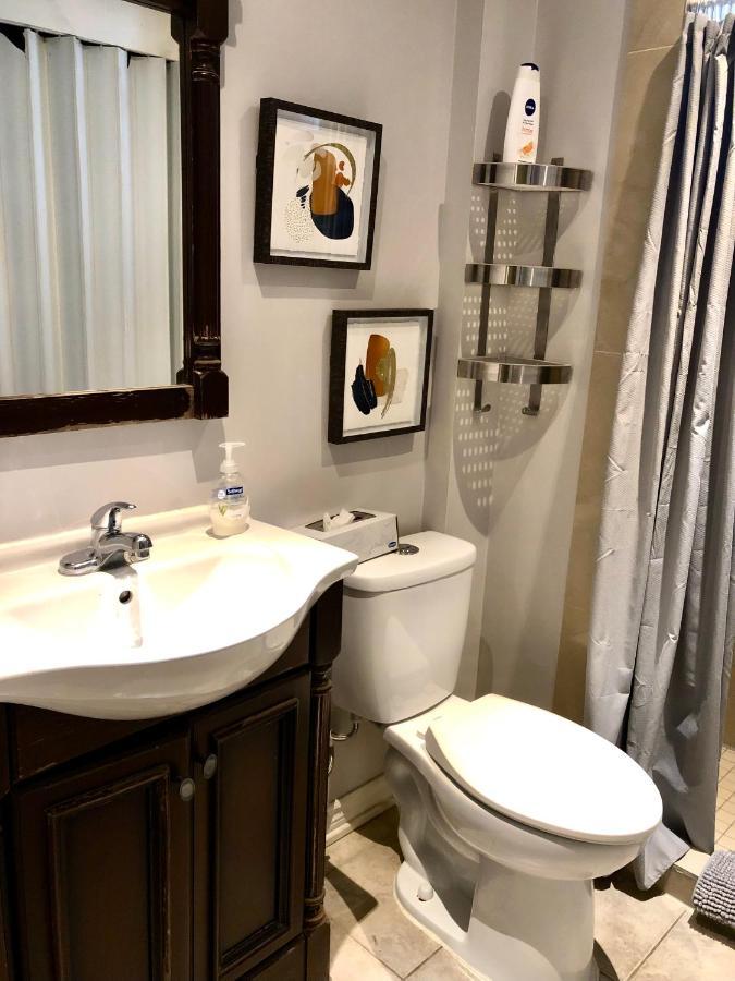 Cozy & Convenient 2-Bedroom Apartment With Private Entrance Toronto Eksteriør billede