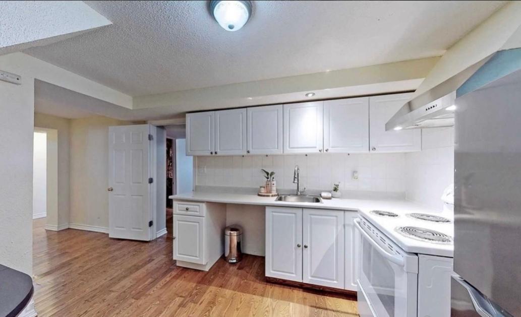 Cozy & Convenient 2-Bedroom Apartment With Private Entrance Toronto Eksteriør billede