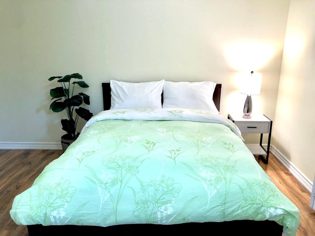 Cozy & Convenient 2-Bedroom Apartment With Private Entrance Toronto Eksteriør billede