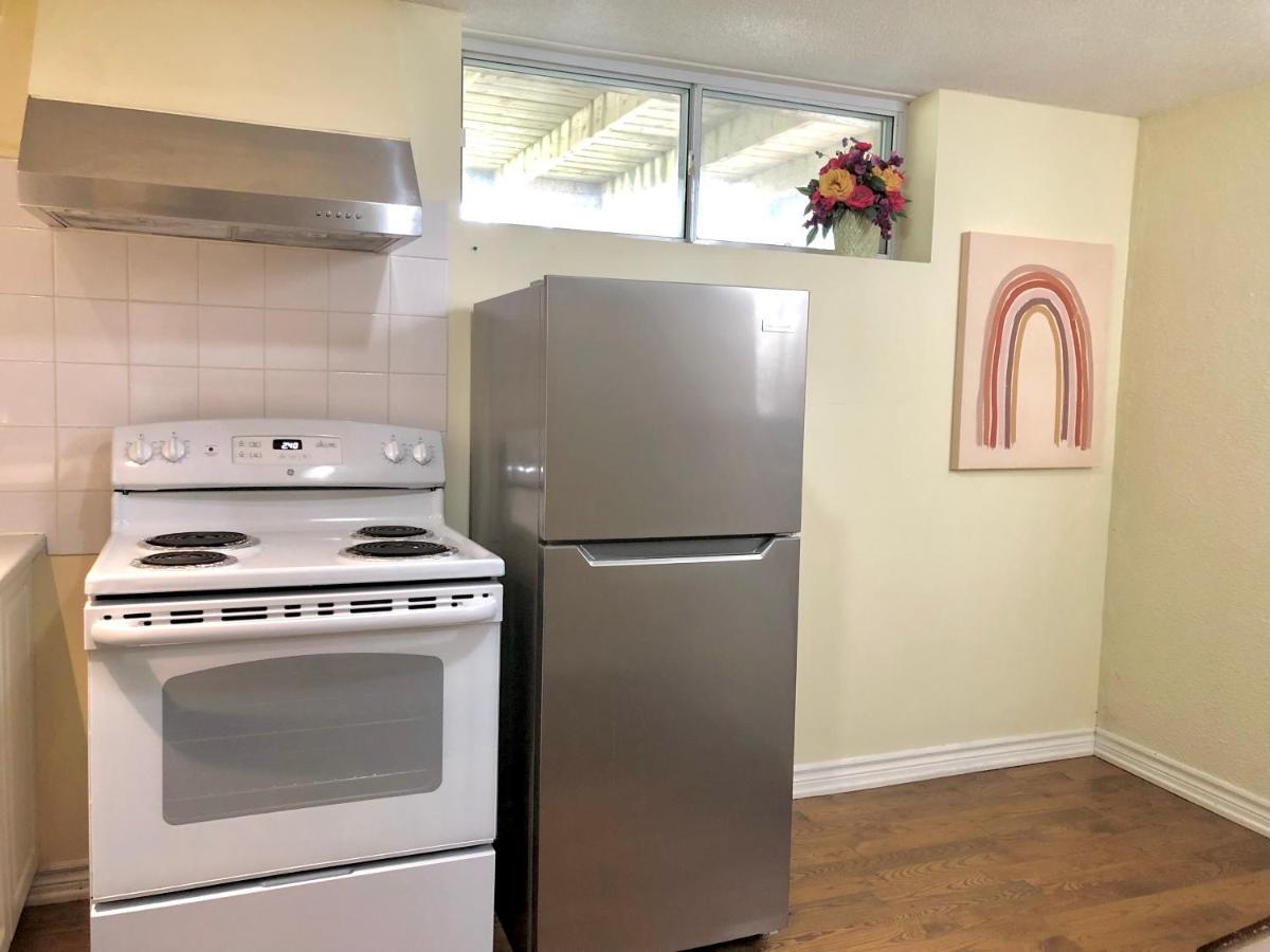 Cozy & Convenient 2-Bedroom Apartment With Private Entrance Toronto Eksteriør billede